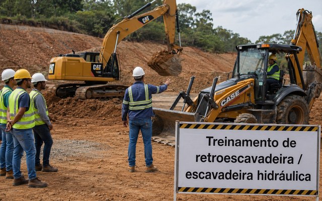 Retroescavadeira e Escavadeira Hidráulica